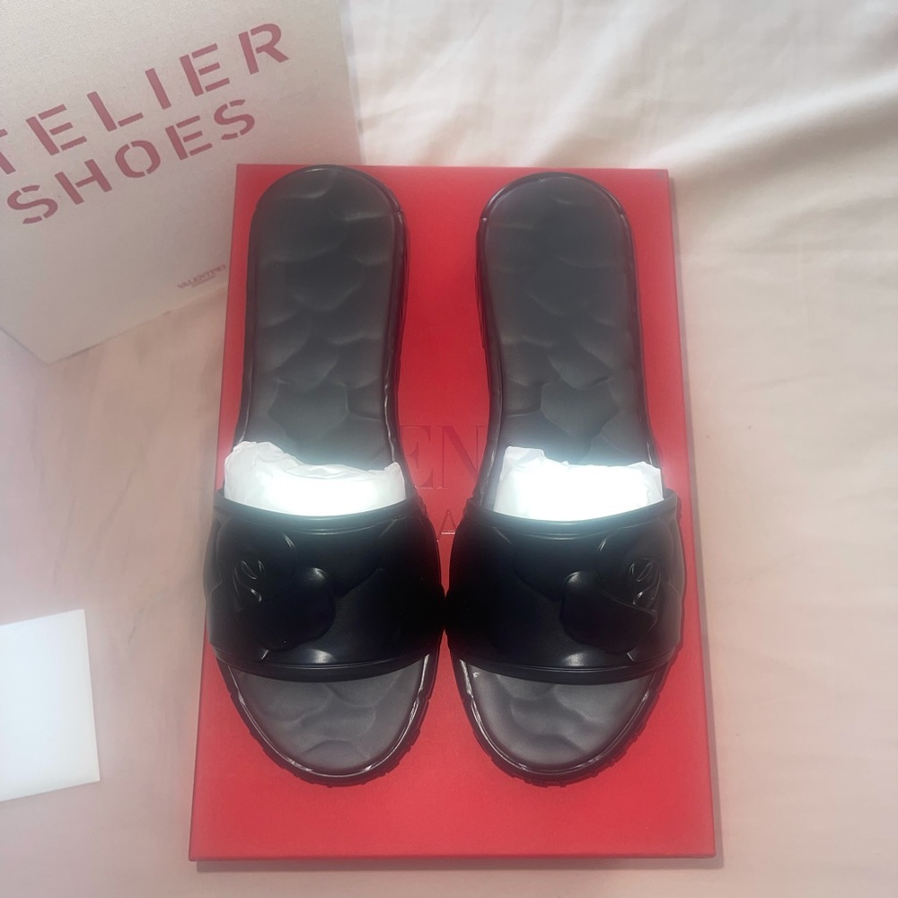Valentino sandal in color black. Brand new. Size 37EU
